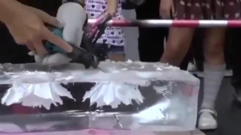 Удивительный процесс создания ледяных цветов в глыбе льда