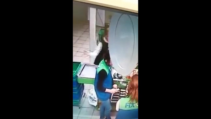 Беременая девушка, ударила в ответ на просьбу посмотреть мелочь у себя