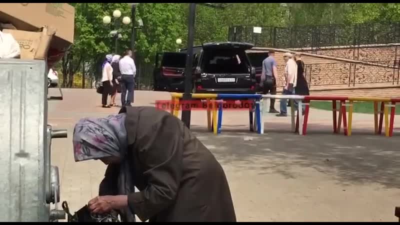 Бабушка копается в мусоре, а батюшка освящает внедорожник