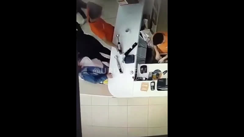 Блендер porn video – Засунул палец в блендер