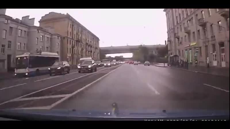 Полицейские рукожопы устроили гонки по петербургу, пострадали не только патрульки, но и автомобиль стоящий на светофоре