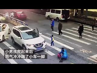 Small boy in chongqing kicks car in rage after the car hit his mother on a crosswal