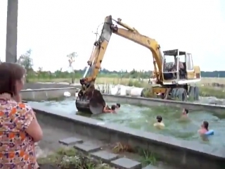 Развлечения с экскаватором в бассейне