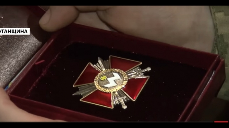 Порошенко вручив нагороди бійцям, які повертали укра