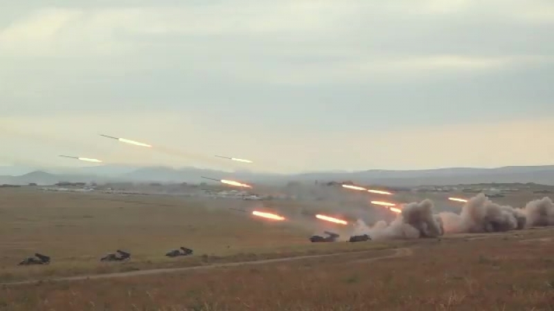 Кадры масштабной стрельбы реактивной артиллерии рсзо "ураган восток 20182"