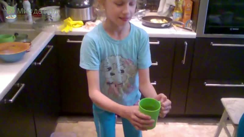 Женя с трудом несет себе чай за стол