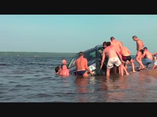 Lexus тонет в озере