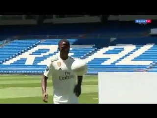 Vinicius jr, santiago bernabéu çimlerinde hünerlerini sergiliyor