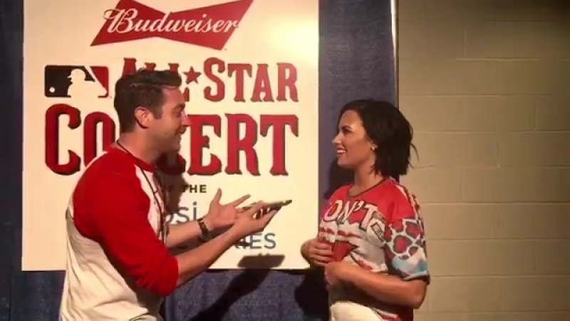 D lo chatting with demi lovato at the 2015 mlb all star concert