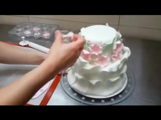 Декорирование торта розовыми цветами