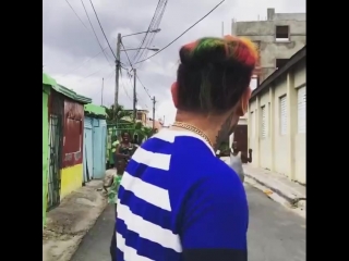 6ix9ine раздал деньги жителям доминиканской республики [ ]