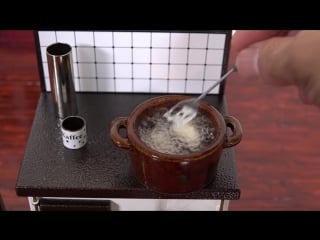 Mini food deep frid chiken 春巻きの皮のお皿と鳥の唐揚げ