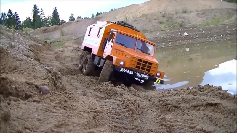 Радиоуправляемые машины урал и камаз гоняют по бездорожью
