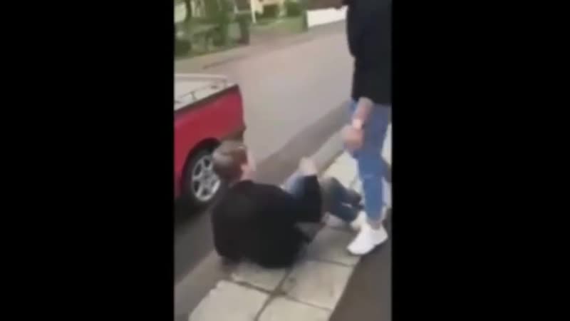 Арабский беженец избивает лупит шведского молодые