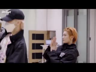 Nct johnny mentioned blackpink and then the next scene cuts off to yuta practising with his jentle glasses