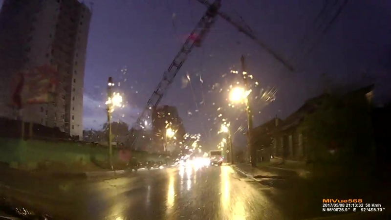 Башенный кран упал на дорогу и частный дом в красноярске