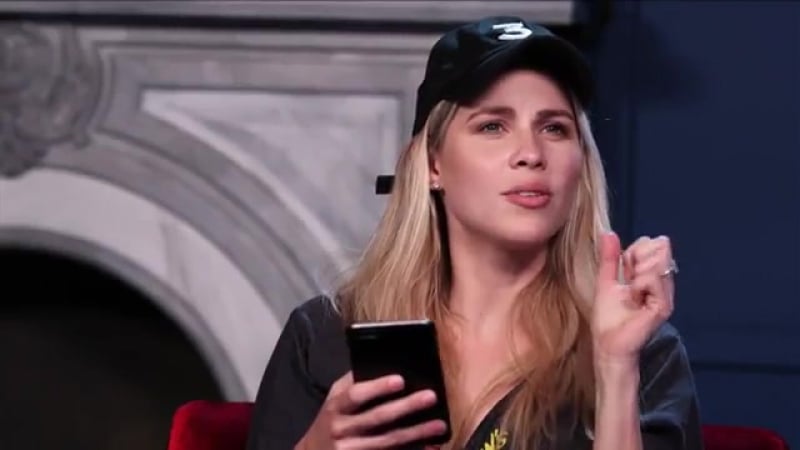 Клэр холт интервью фейсбук трансляция