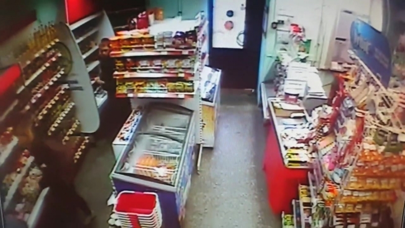 Беспризорники обчистили магаз 😃