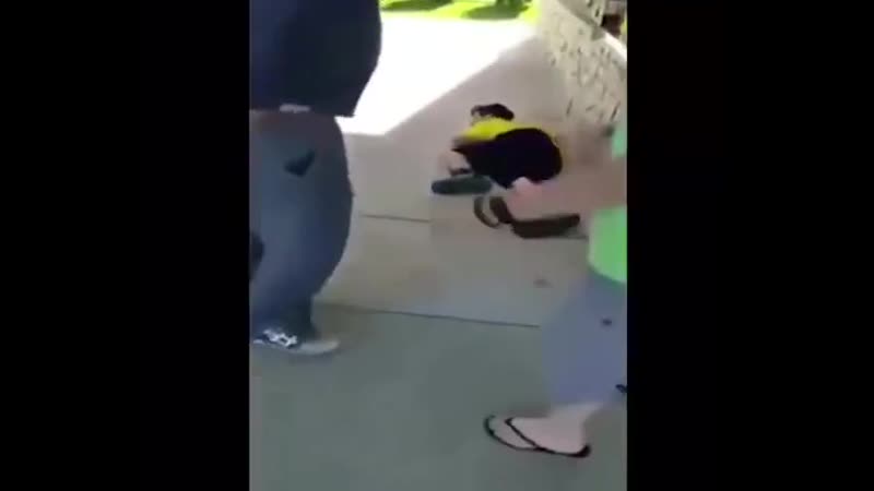 Личинус нападает