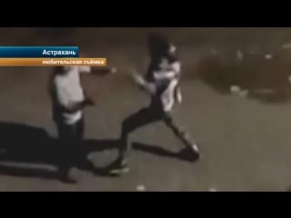 Пес бойцовой породы спокойно наблюдал, как его хозяин дерется с хулиганами