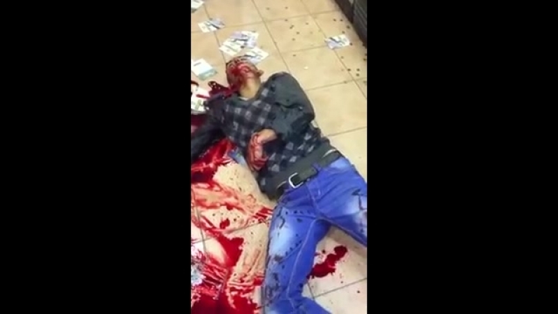 ✔ особое мнение (18+) палестинец был убит собственным ножом!!!!!! на видео умирающий палестинец в петах тикве (08 03 2016)