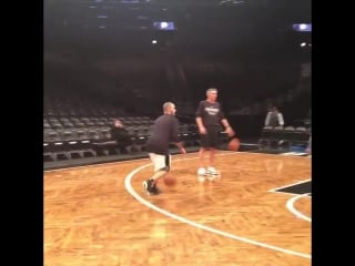 Тони паркер на разминке перед матчем с nets