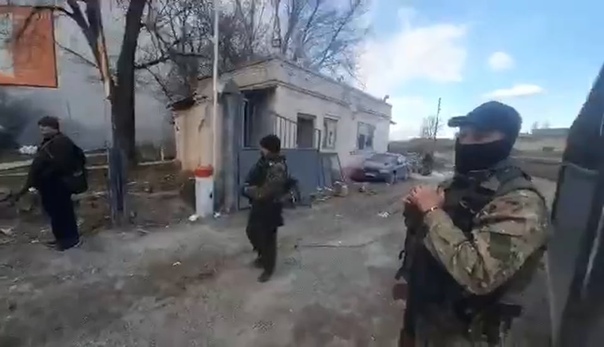 Украинские бойцы показали трофейное оружие, захваченное у оккупантов под ирпенем