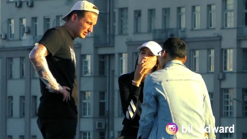 Пранк целую незнакомую девушку в засос реакция людей розыгрыш над людьми