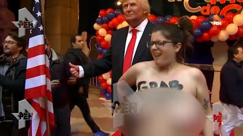 Голая девушка с пятым размером груди набросилась на фигуру трампа в мадриде