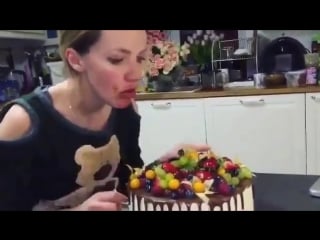 А попа то слипнется