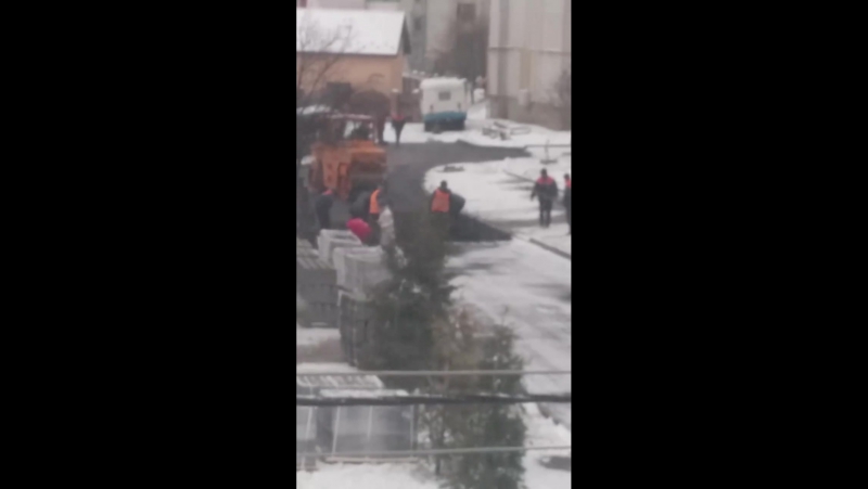 Ось так кладуть асфальт під час снігопаду у львові