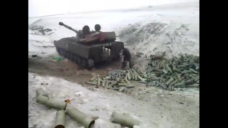 Укрофашисты при разгрузки боеприпасов