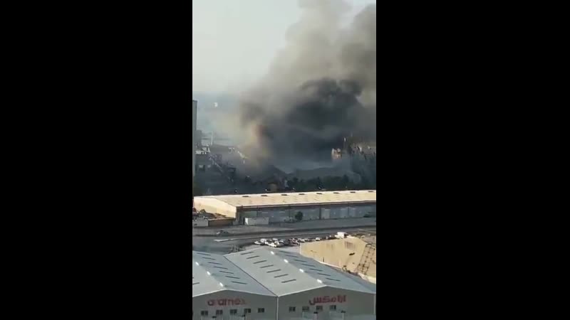 Ранее неизвестные кадры вчерашнего взрыва в порту бейрута жители, которые снимали это видео, погибли в результате инцидента