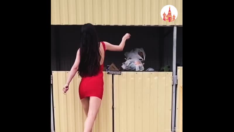 Красивая русская девушка, даже если мусор вынести пойдёт