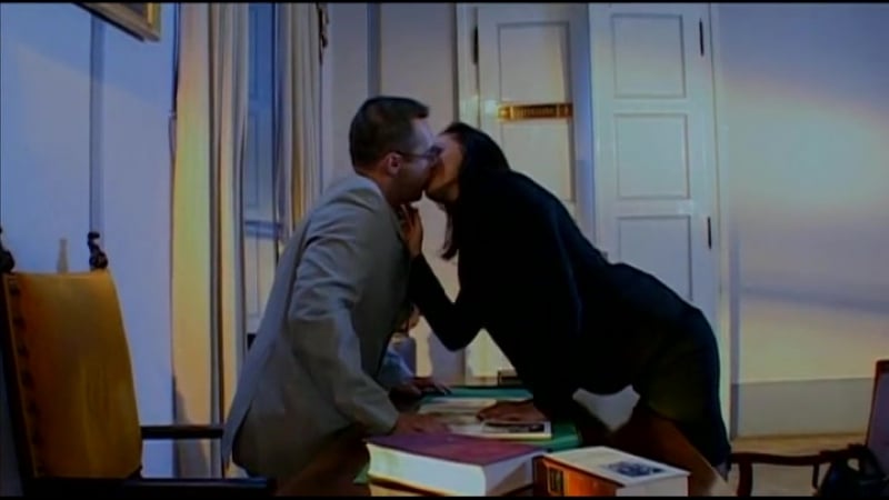 Порно сүйкімді есектер Бойжеткен есіктегі порноға жабысып қалды