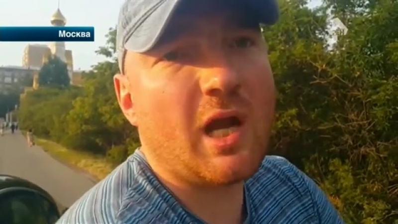 Агрессивный водитель едва не задавил на тротуаре автоактивистов