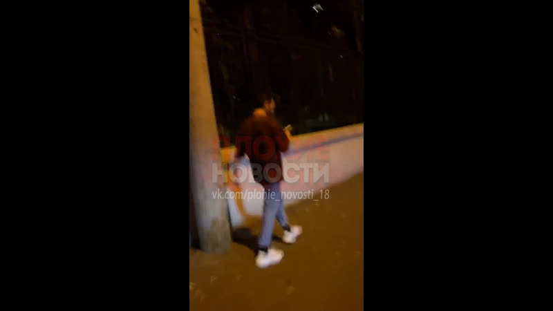 Неадекват ударил парня ногой в лицо