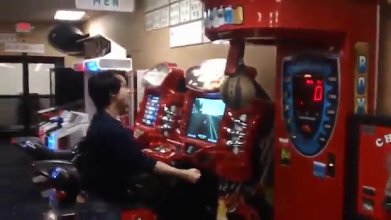 Геймеры у боксерской груши