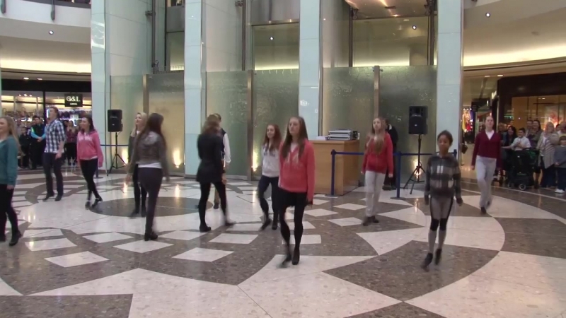 Ирландские танцы флэшмоб | irish dancing flashmob in essex by aer lingus regional and london southend airport