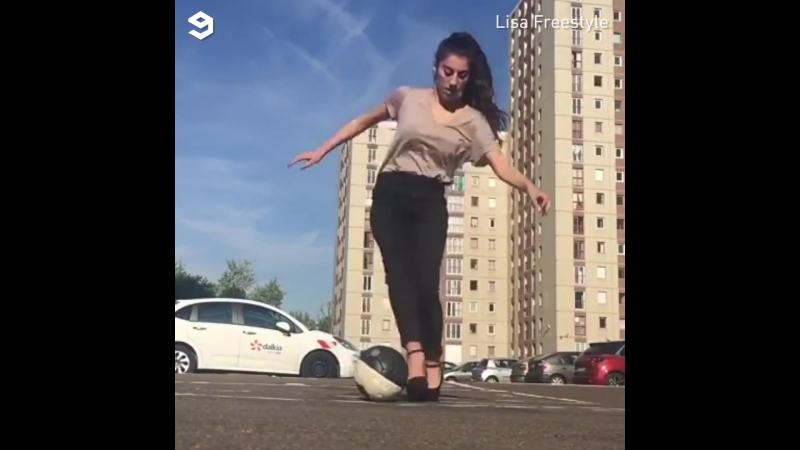 Футбольный фристайл от девушки