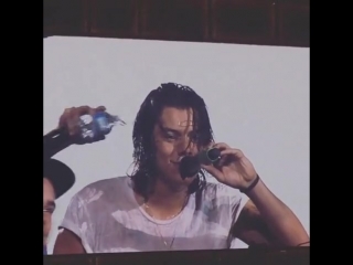 Liam pouring water on harry during his solo in wmyb august 27, 2014