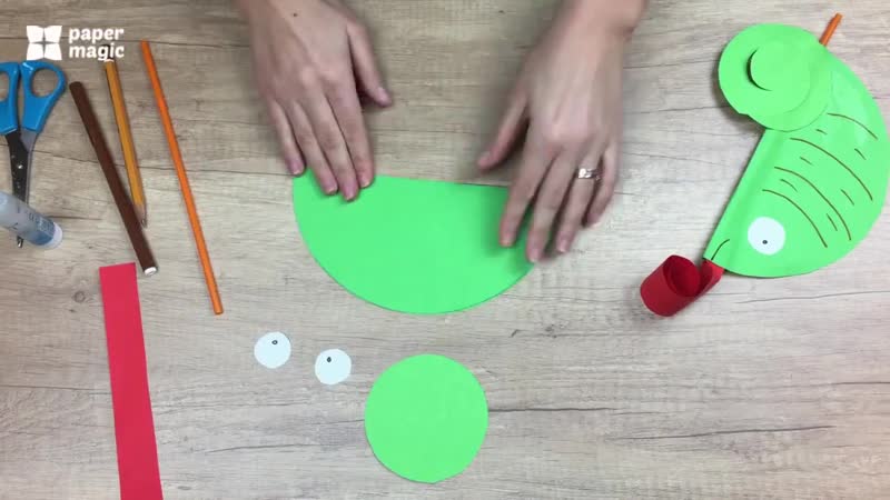 Яркий хамелеон с подвижным языком