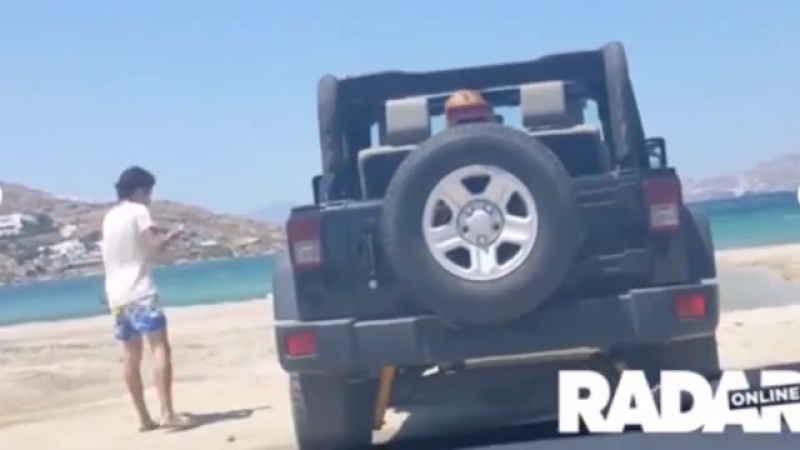 Видео россиянин в пьяном угаре сорвал одежду с беременной линдси лохан и избил ее