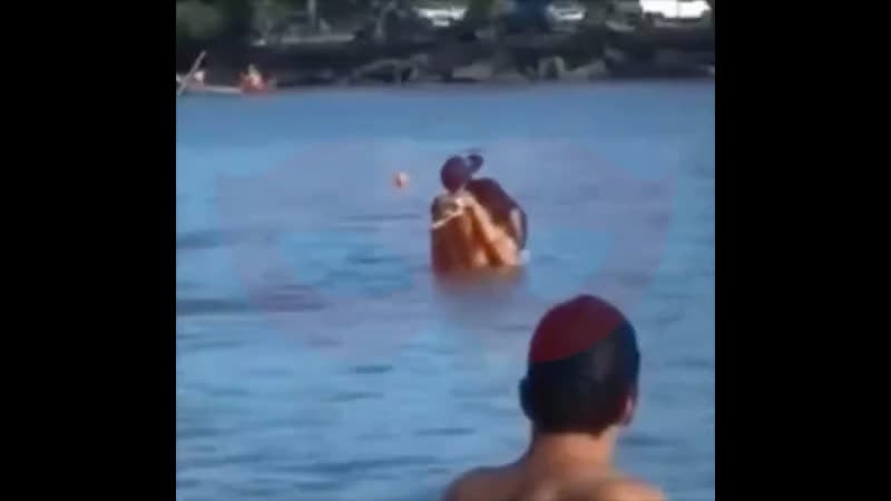 Аргентинская пара сорвала аплодисменты, занявшись сексом в море прямо напротив переполненного пляжа