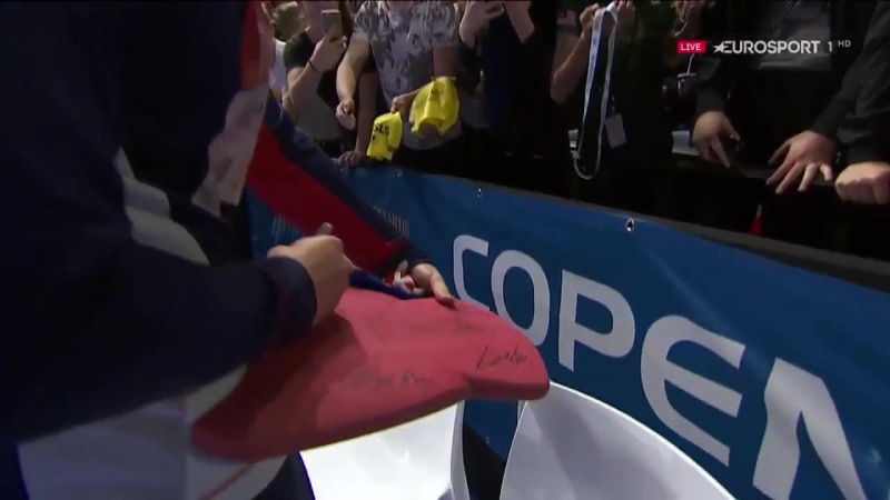 Британский пловец подарил свою золотую медаль девочке с трибун