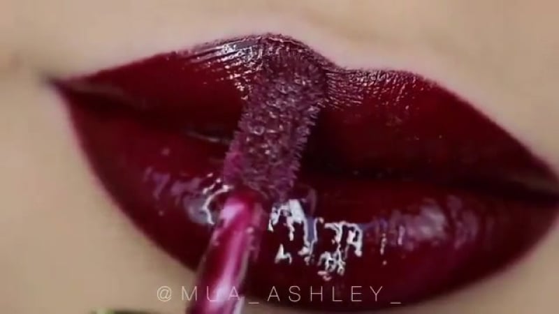 Сочные губы цвета бордо