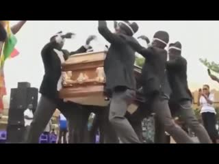 Негры nigers танцуют dance с гробом на похоронах танцуют негры с гробом negers dance with the coffin on funeral