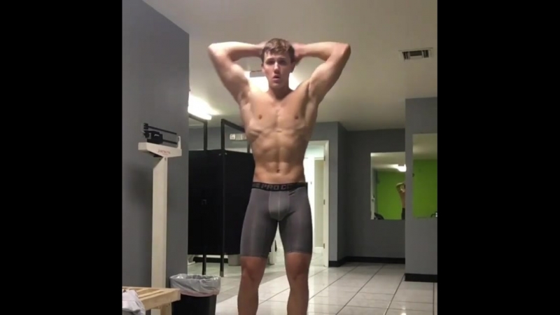 Симпа в раздевалке