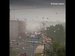 В москве в районе новокосино, нечто, похожее на фанеру, разнесло со стройки ураганным ветром