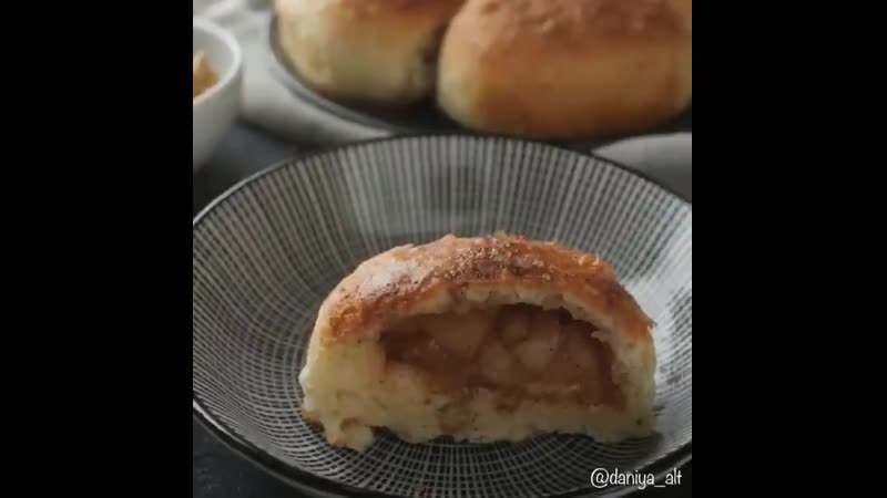 Мягкие, сочные яблочные булочки